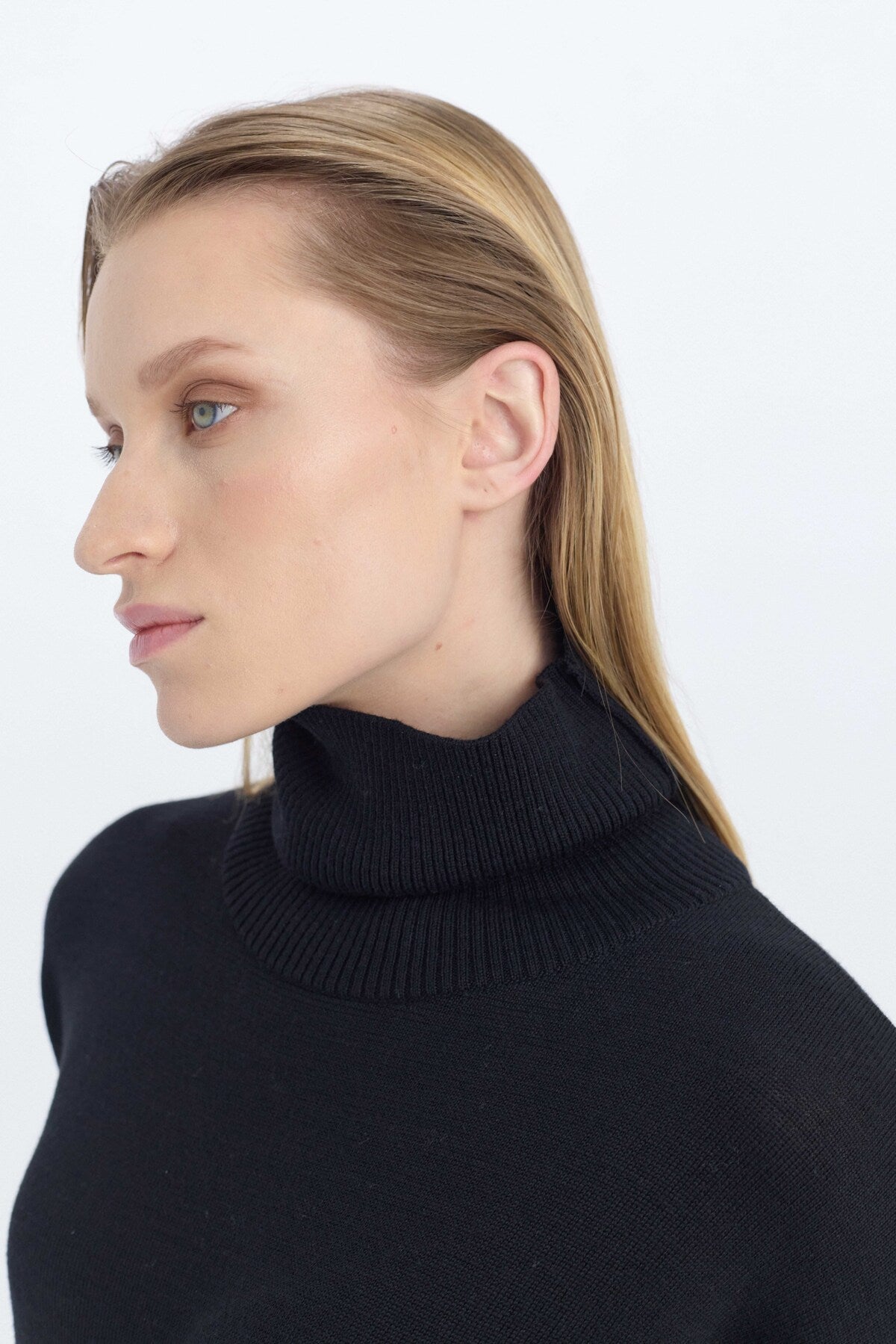 LONG TURTLENECK TUNIC